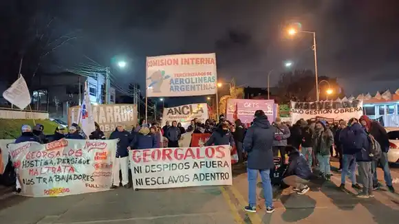 Estado de alarma y movilización frente a la fábrica de Georgalos por despidos considerados ilegales