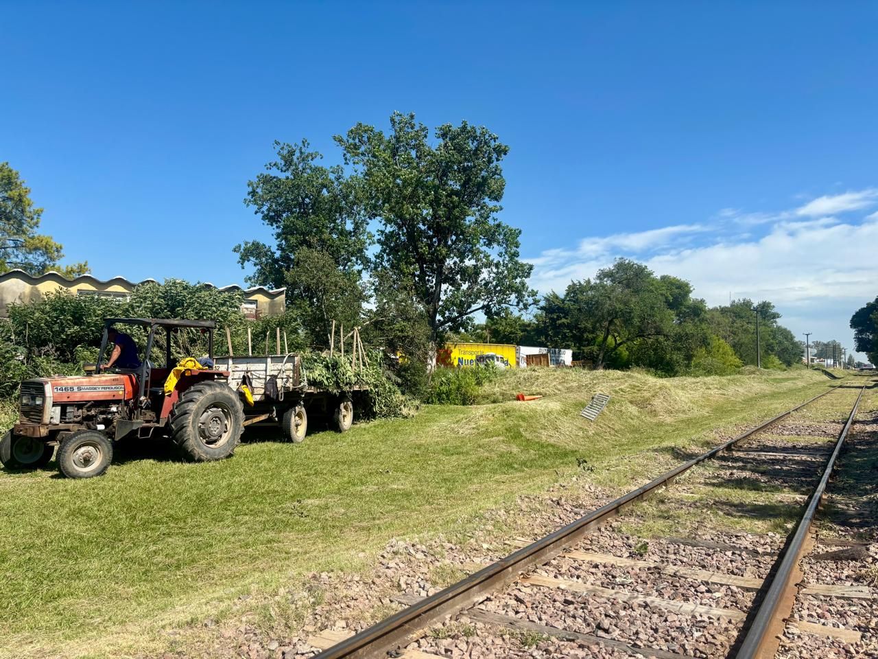 Realizan tareas de limpieza y mantenimiento en las vías del ferrocarril