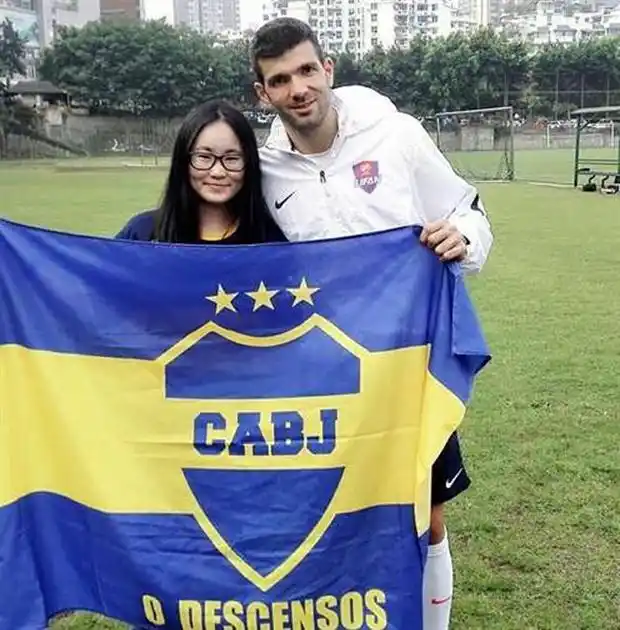 Emanuel Gigliotti calentó el Superclásico desde China
