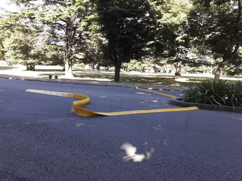 Arrancaron un reductor de velocidad que  había sido colocado en la diagonal Illia