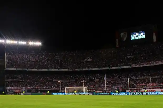 Pese a las críticas, River e Independiente jugarán a las 21.30