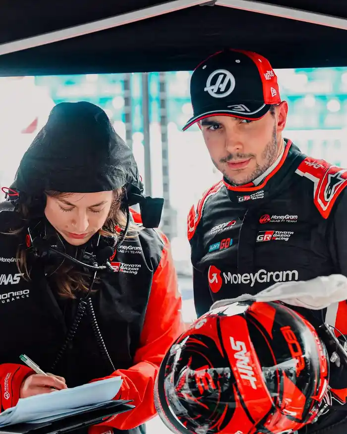Laura Mueller y Esteban Ocon