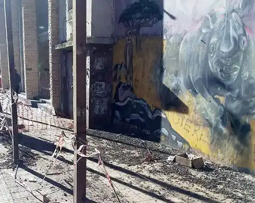 Precario vallado en el abandonado Grand Sud