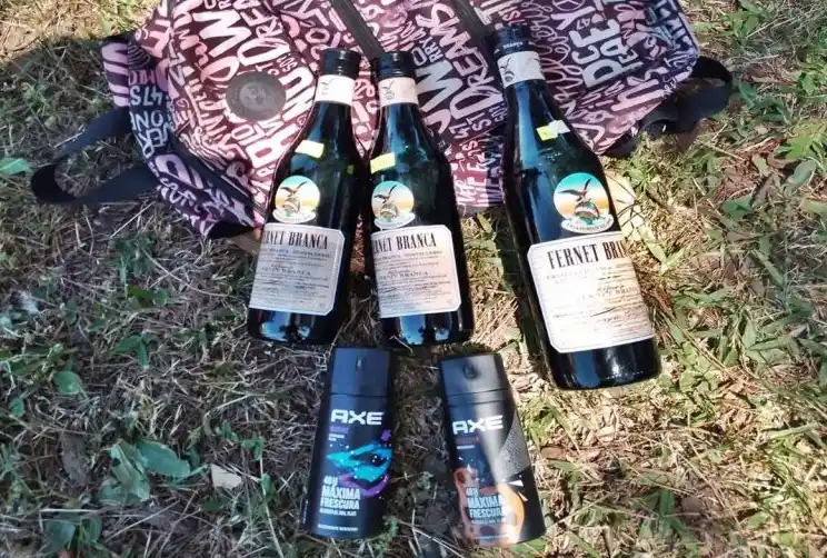 Se robó tres botellas de fernet y dos desodorantes de un comercio: terminó detenido