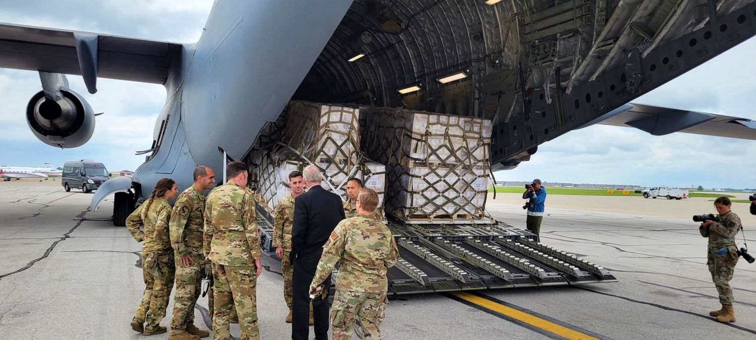 C-17 de la US Air Force realizó el primer vuelo especial para importar leche de fórmula para bebés