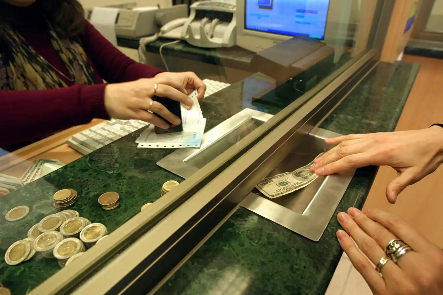 Cotización del dólar: Subió el blue y el oficial estable