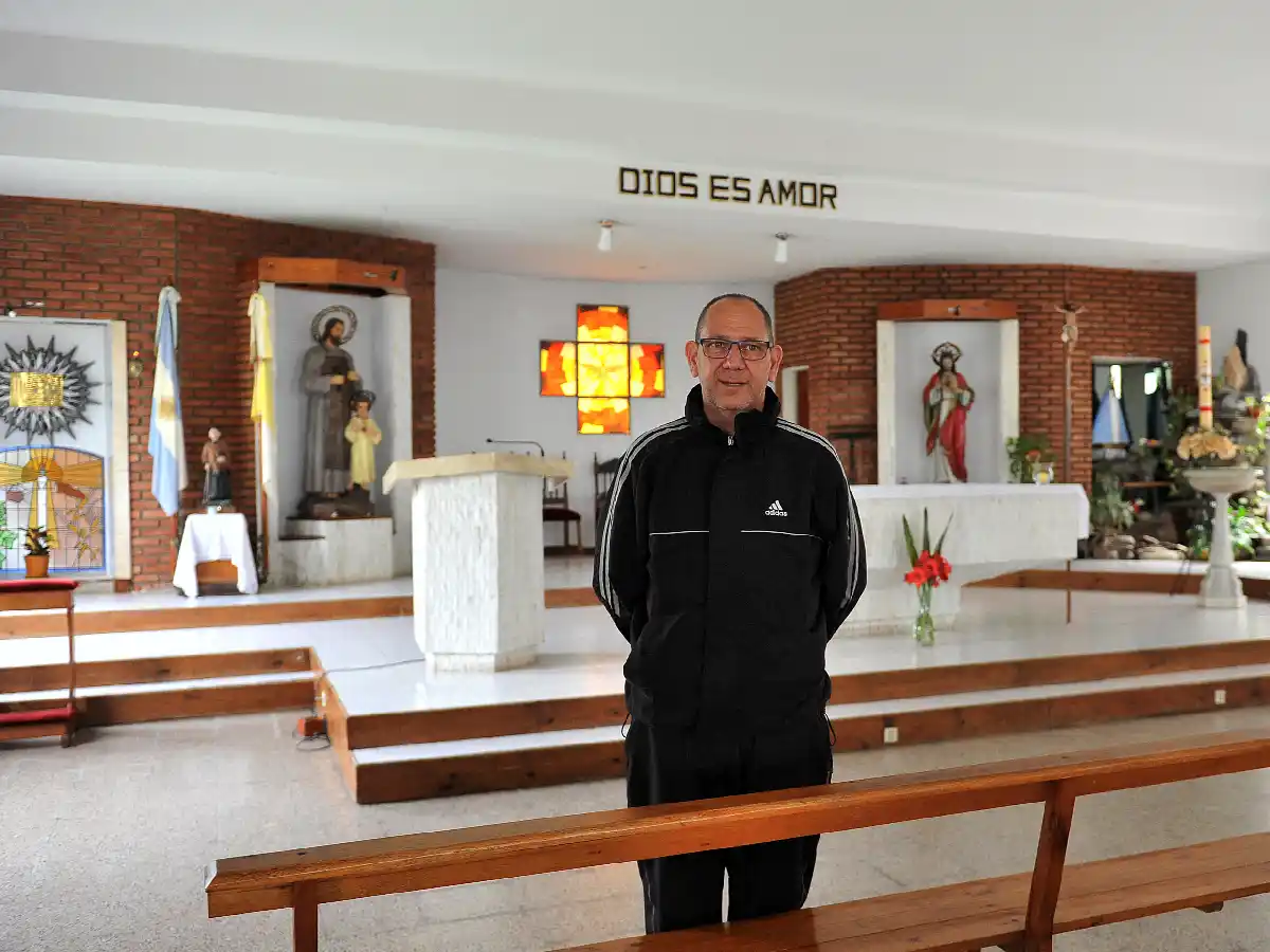 La renuncia del cura Héctor Combina responde a "un pedido de investigación".