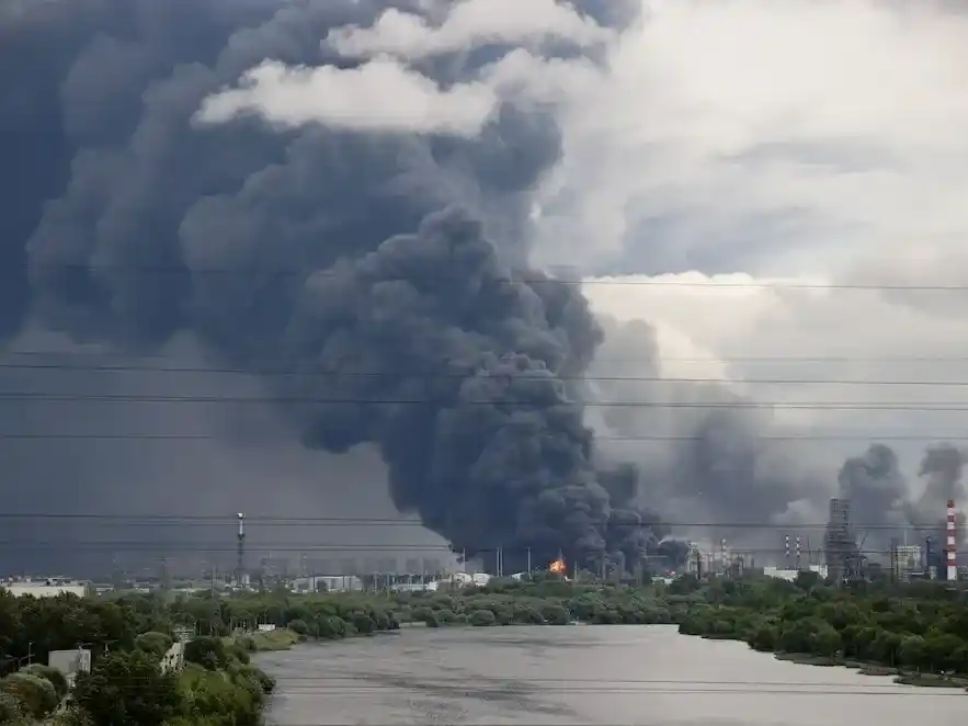 Ataque con drones: una explosión sacudió una refinería de Moscú