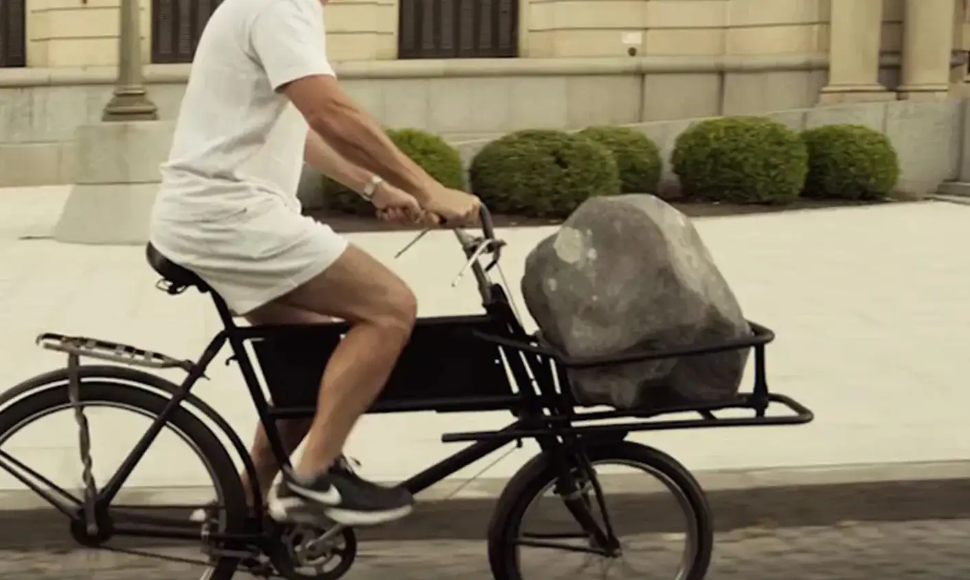 El artista Cristian Segura lanzó una nueva representación vinculada a la Piedra Movediza.