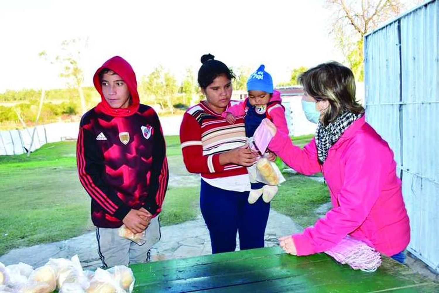 La Casa de la Mujer confecciona y reparte barbijos en diferentes barrios de la ciudad