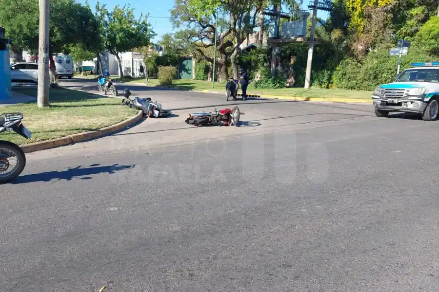 Dos motociclistas terminaron hospitalizados: chocaron en barrio Pizzurno