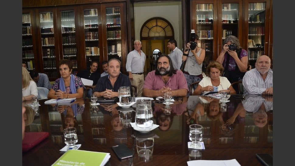 El Gobierno de Vidal vuelve a reunirse con los gremios docentes