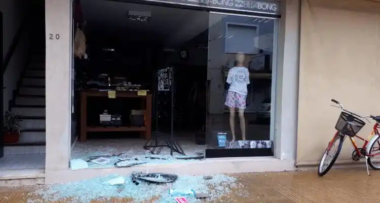 Rompió la vidriera de un local de ropa para robar y lo atraparon