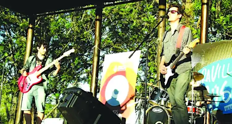 Spinetta x Madreperla en el primer Escenario Abierto