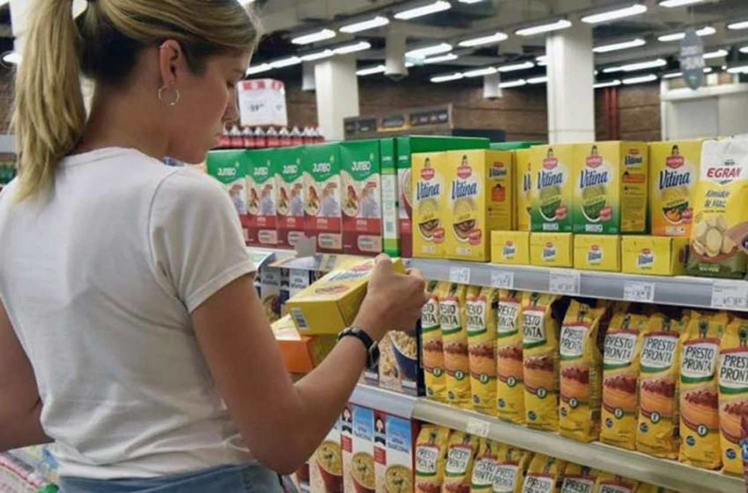 Los precios de los alimentos duplicaron los aumentos de salarios y jubilaciones en los últimos dos años