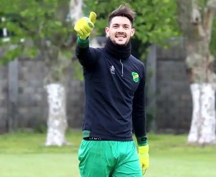 Nicolás Avellaneda llega al arco de Santamarina