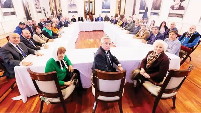 El Presidente y dirigentes pidieron un  �Spacto democrático⬝ contra la violencia