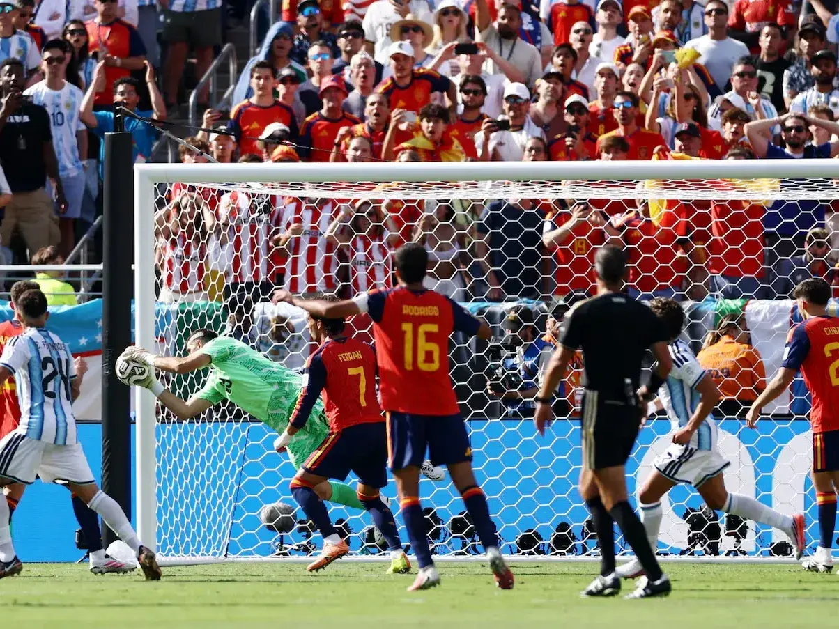 España superó a la Scaloneta en todos los aspectos del juego según los datos estadísticos de la FIFA. Foto:AP