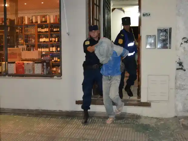 Detuvieron a un joven que ingresó a un local para robar bebidas