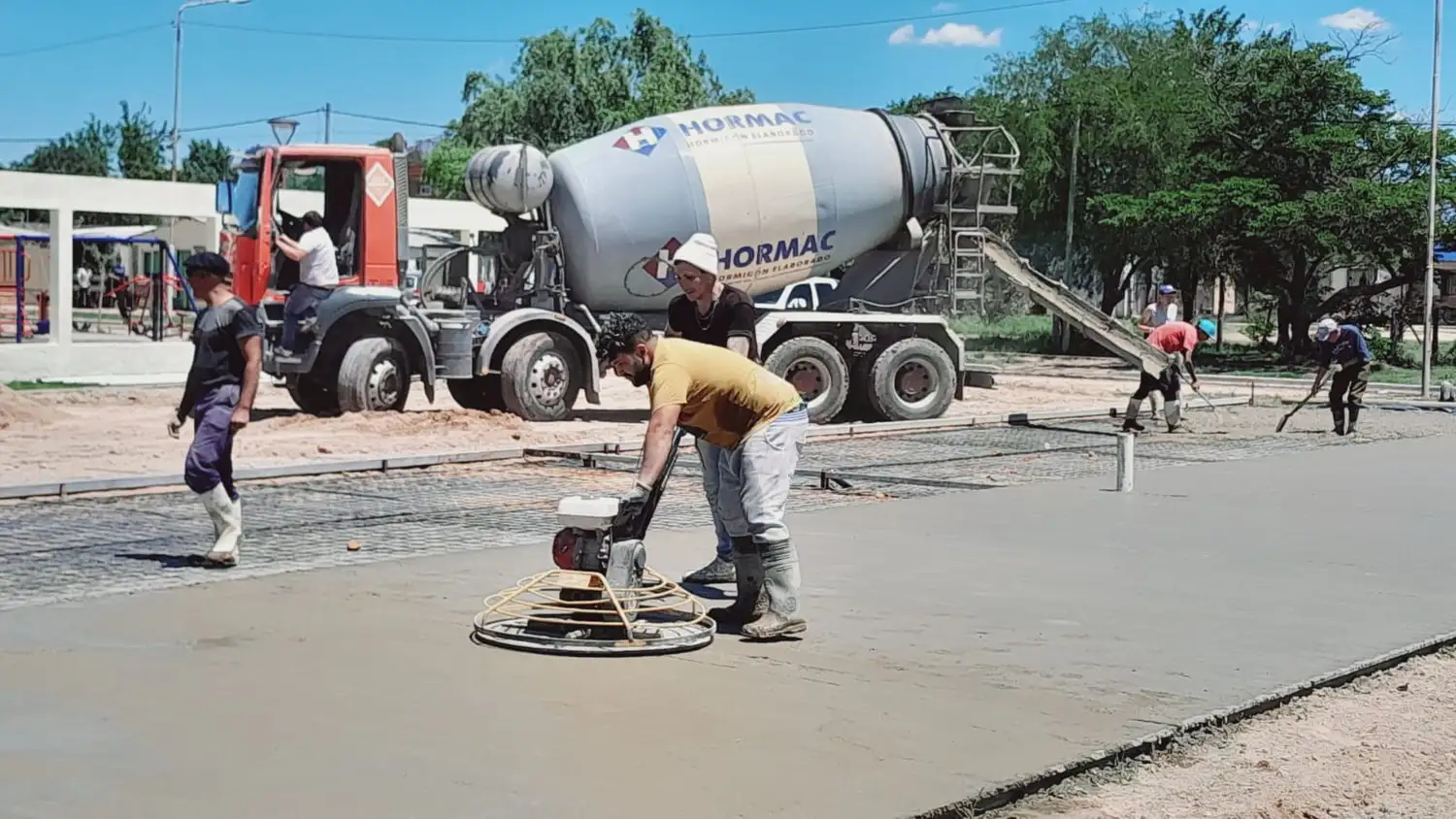 Intensa actividad de obreros de la empresa encargada del playón deportivo