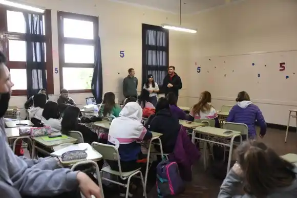 "A La Par: más educación, más trabajo" visitó el Colegio Nacional con su taller de CV