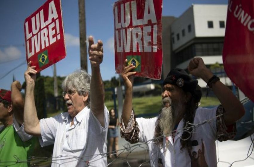 Seguidores del expresidente Lula celebran Año Nuevo frente a su cárcel