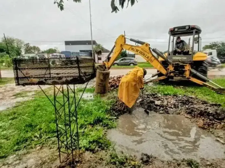 Cuadrillas municipales trabajaron en los 
barrios durante la lluvia para mitigar efectos
