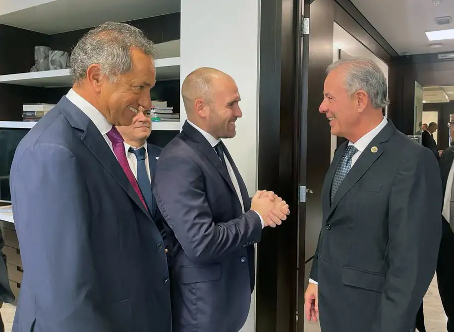 Daniel Scioli, Martín Guzmán y Bento Albuquerque.