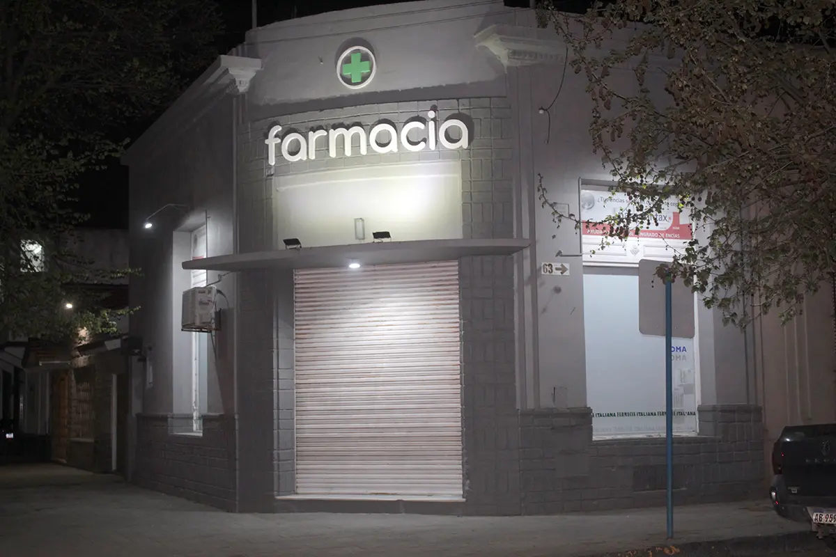 Entró a una farmacia para robar, se asustó y escapó