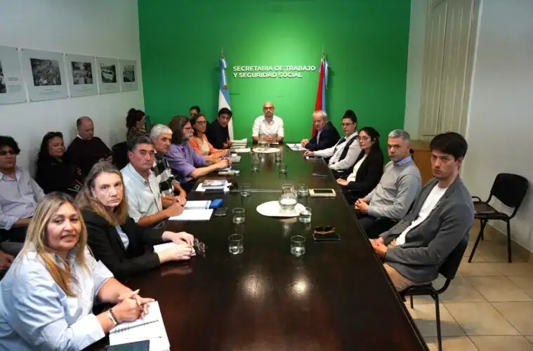 El Gobierno y los gremios docentes retoman la paritaria este martes