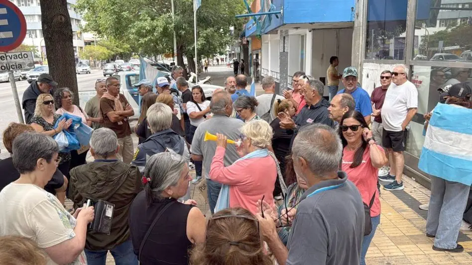 Policías retirados cortan Independencia en la Comisaría 1ª: reclaman 80% de aumento y mejoras en IOMA