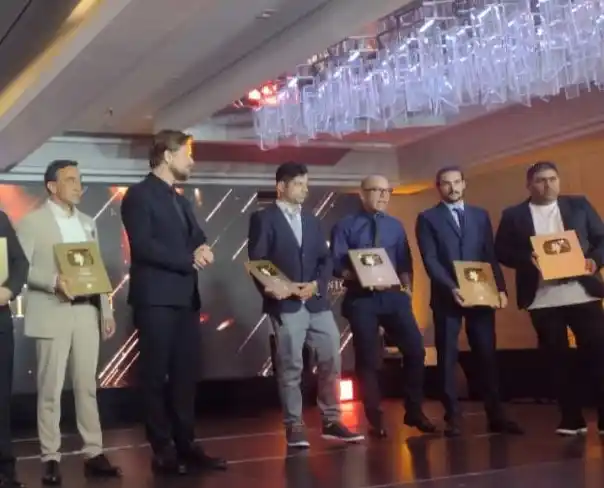 Pardo, Braga, el actor polaco y otros referentes del Knight Consortium en la cena en el hotel Emperador.