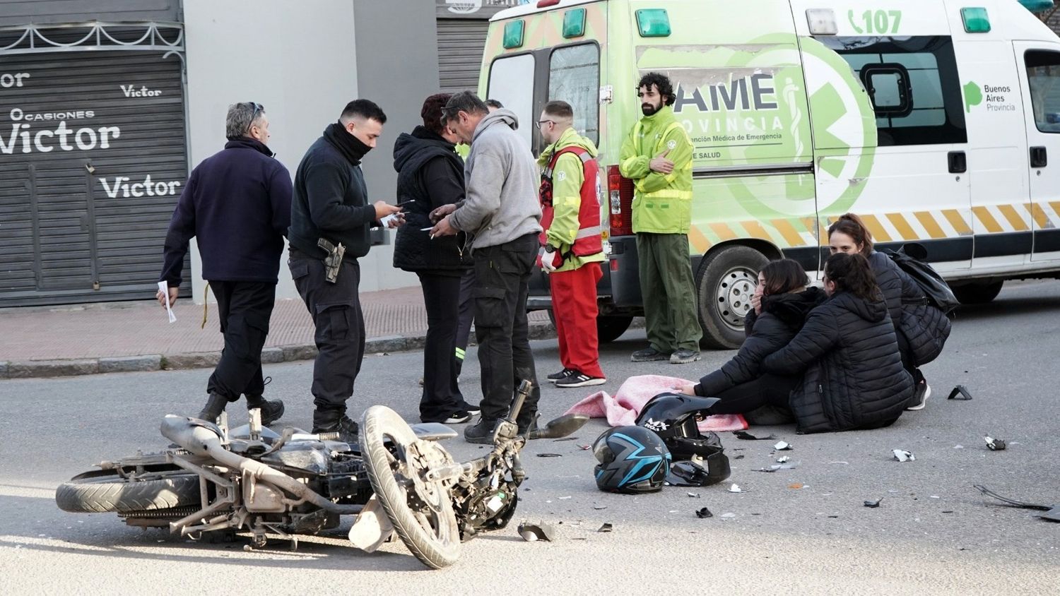 Una motociclista fue hospitalizada tras chocar contra una camioneta
