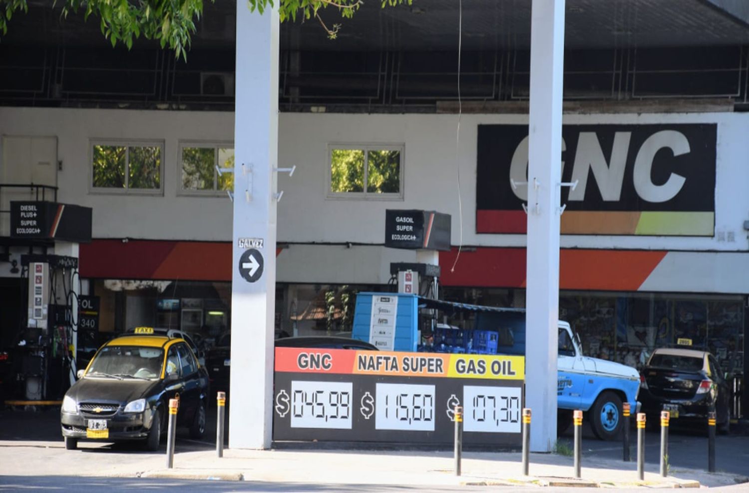 Un joven de 26 años terminó intubado tras una pelea en estación de servicio y hay dos policías detenidos