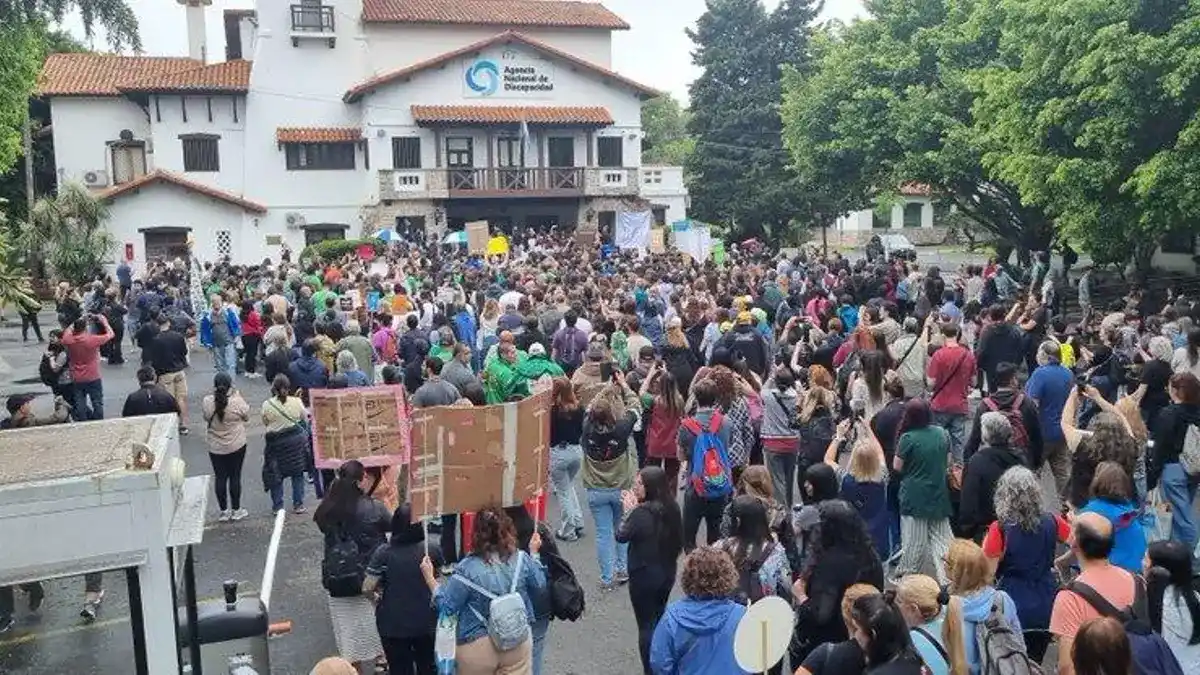 Manifestación frente a la ANDIS