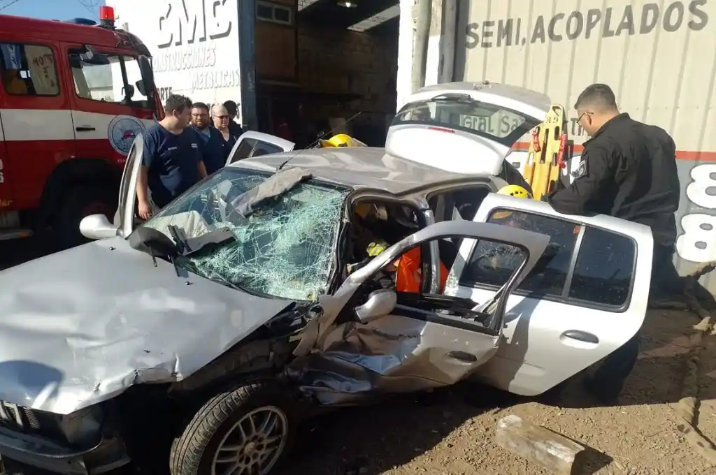 El auto voló 40 metros hasta la vereda de un taller mecánico tras la colisión.