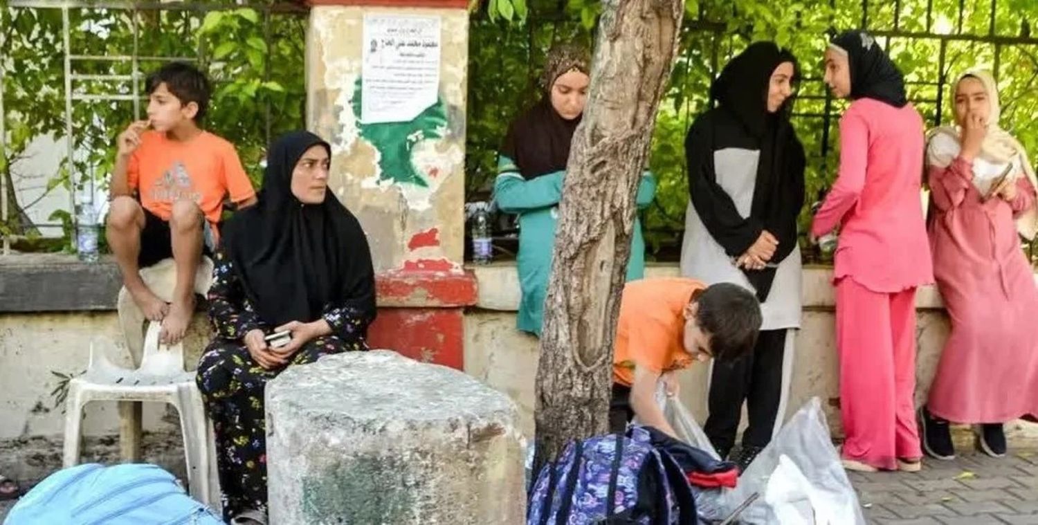 Familia libanesa espera ser trasladad en Trípoli, urbe de mayoría musulmana suní que hasta ahora era considerada como la zona más segura de Líbano, en medio de la campaña de bombardeos israelíes. AFP/DW