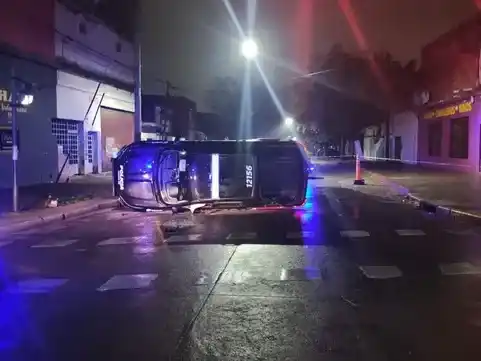 Un patrullero chocó y volcó en la zona oeste de Rosario: un suboficial resultó herido