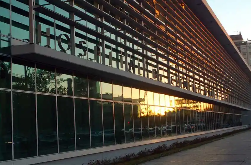 Intentaron robarle el auto y por evitarlo recibió un tiro en el pecho