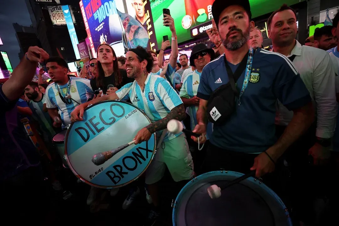 Locales otra vez: una marea celeste y blanca copó el Times Square antes del partido frente a Chile