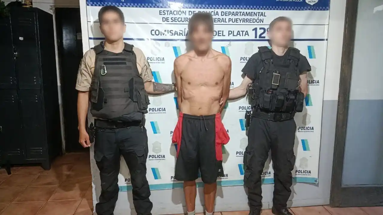 El detenido se mostró hostil con el personal policial, profiriendo insultos e intentando huir del lugar, por lo que debió ser reducido y esposado.