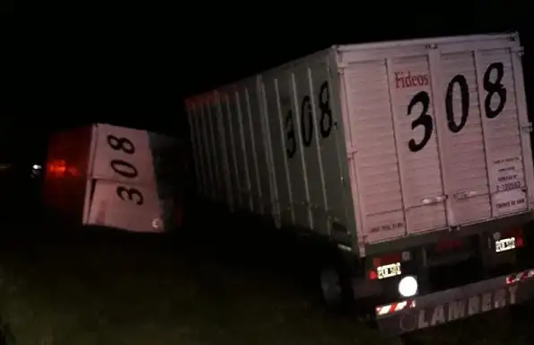 Un camión chocó de atrás a otro y volcó en medio de la ruta 14