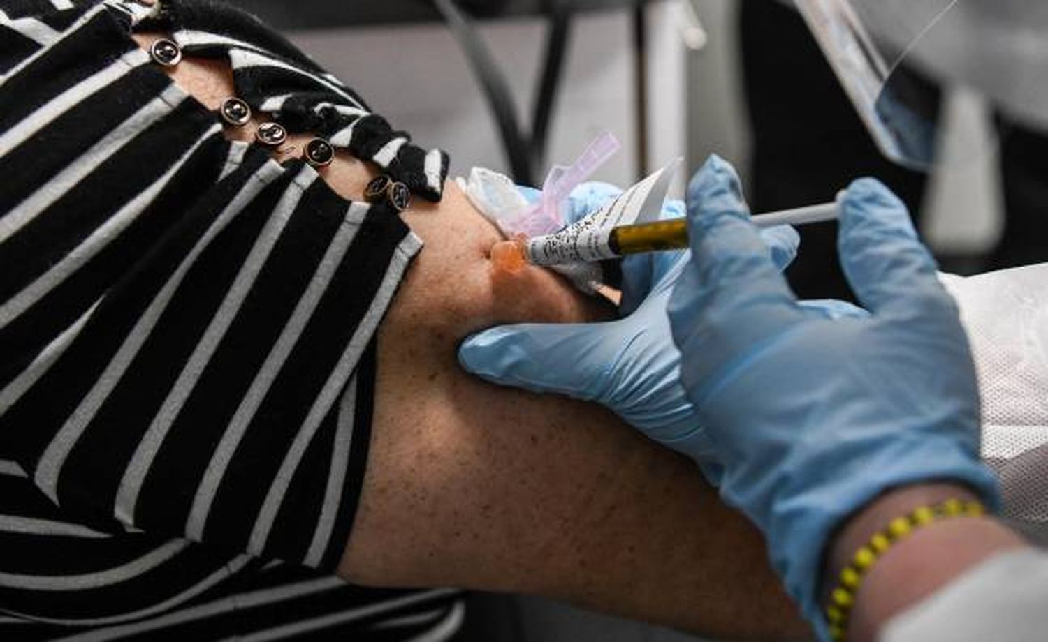 60.000 colombianos participarán en  pruebas de la vacuna de Johnson & Johnson contra la COVID-19