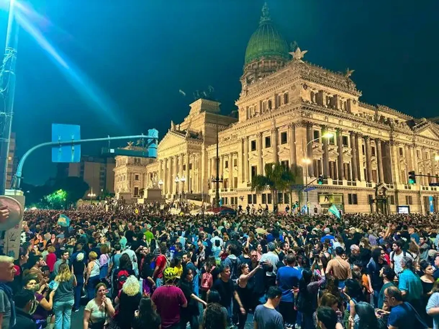 Con cacerolas, banderas y cánticos, una multitud se congregó en las afueras del Congreso.