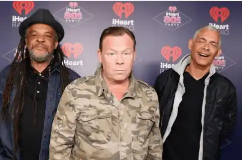 Astro con Ali Campbell en la nueva formación de UB40. Foto AFP