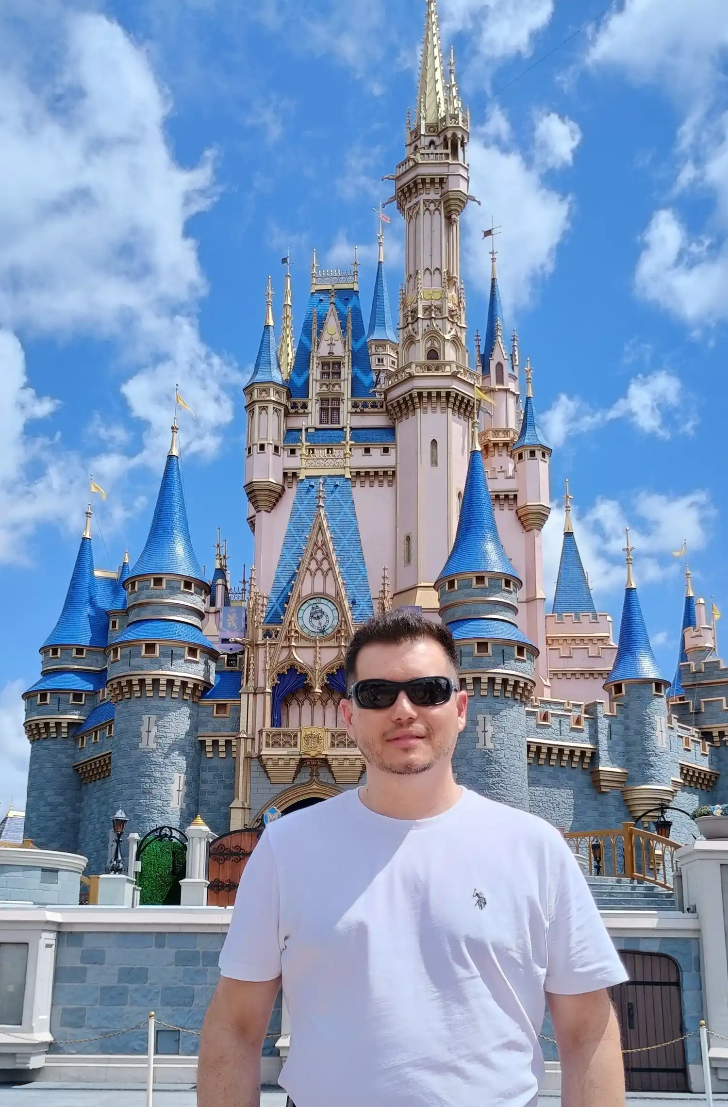 Nicolás en el Famoso Castillo de Cenicienta, en Magic Kingdom-