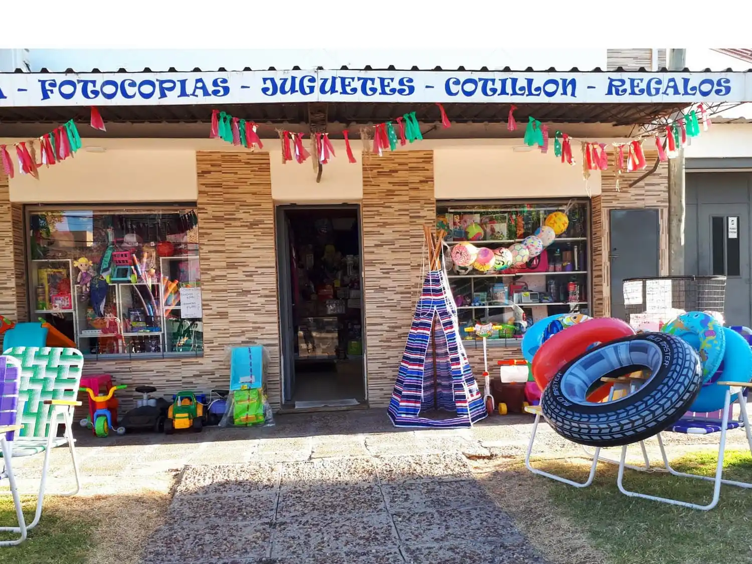 El tradicional comercio de juguetería y librería está ubicado en Urquiza 726.