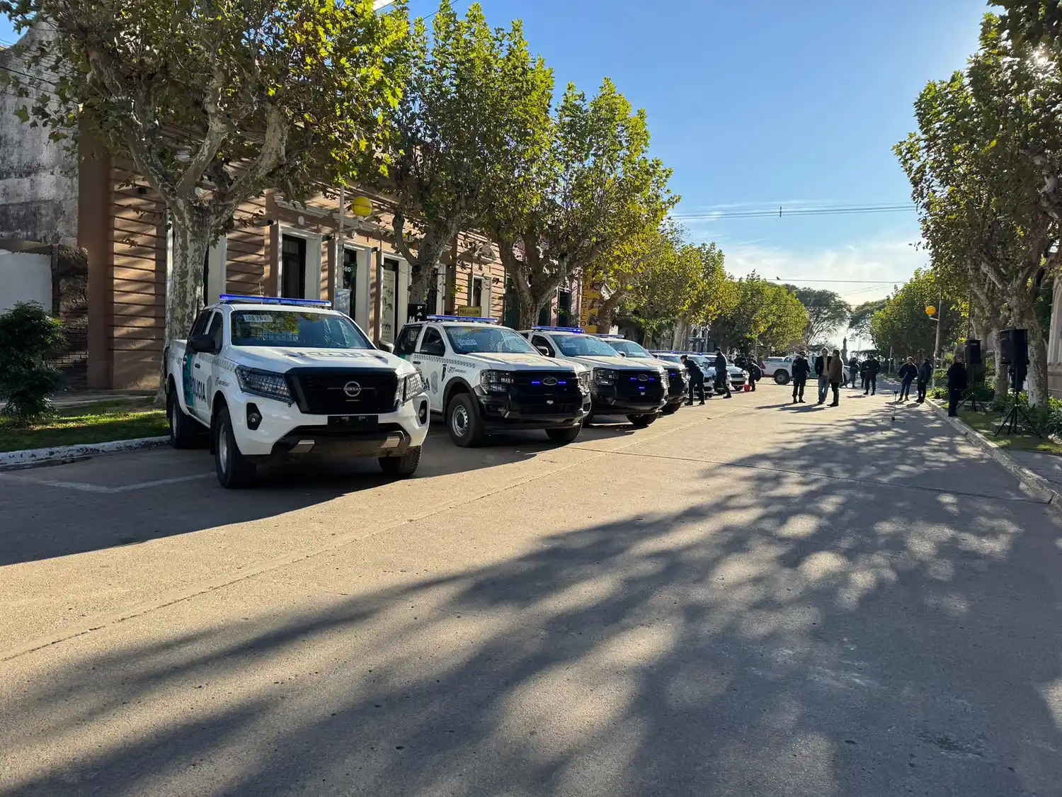 Los nuevos móviles policiales fueron dispuestos frente a la Municipalidad para su presentación.