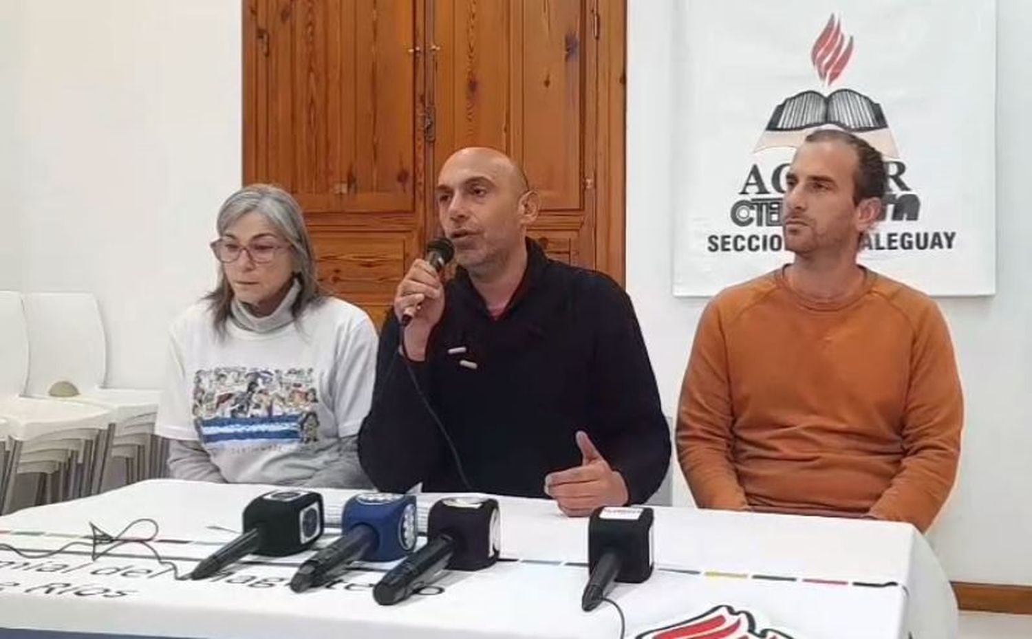 Vladimir Firpo (centro) junto a integrantes de la comisión directiva de Agmer Gualeguay.