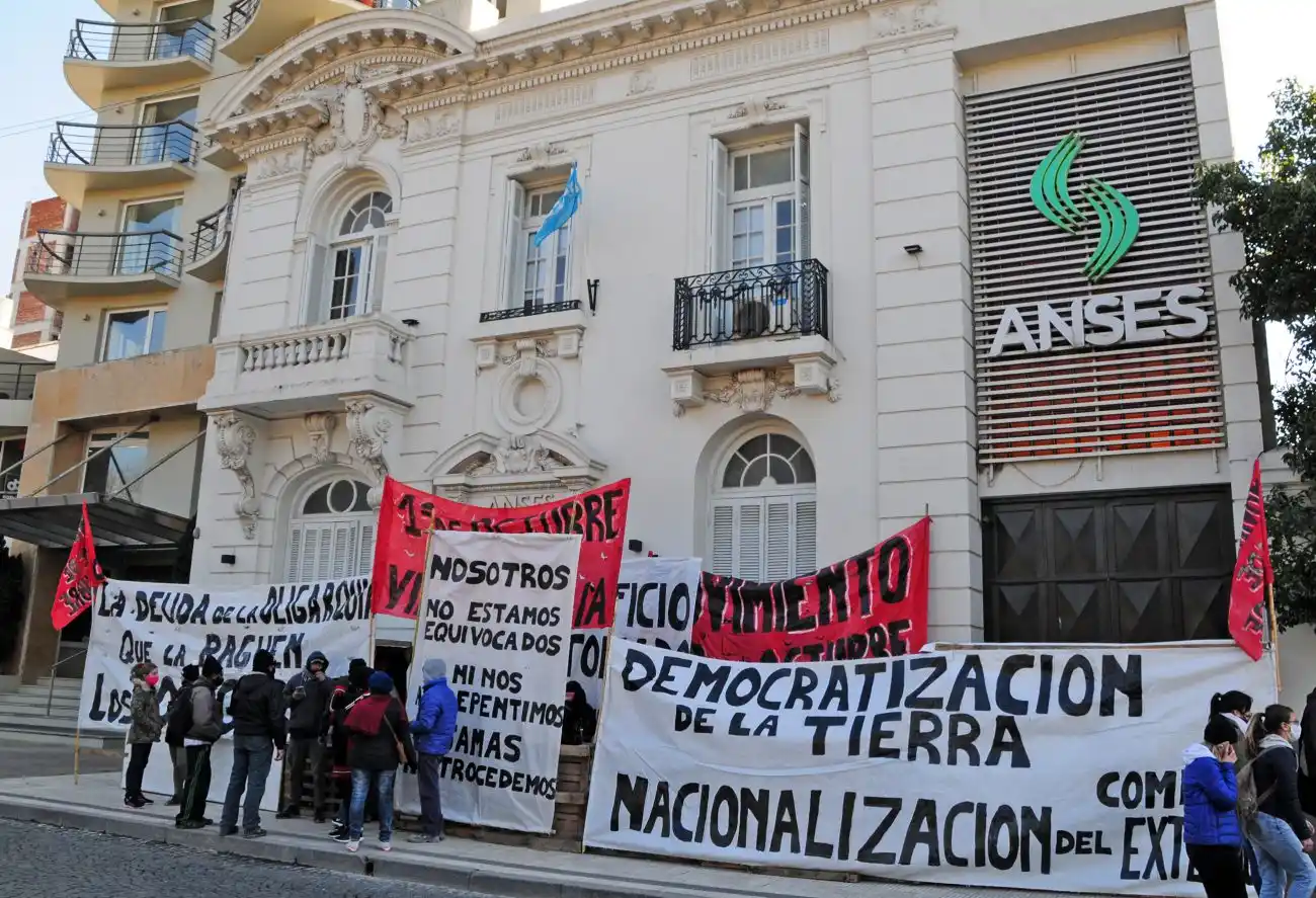 El Movimiento Primero de Octubre irrumpió en la Regional de Anses 
